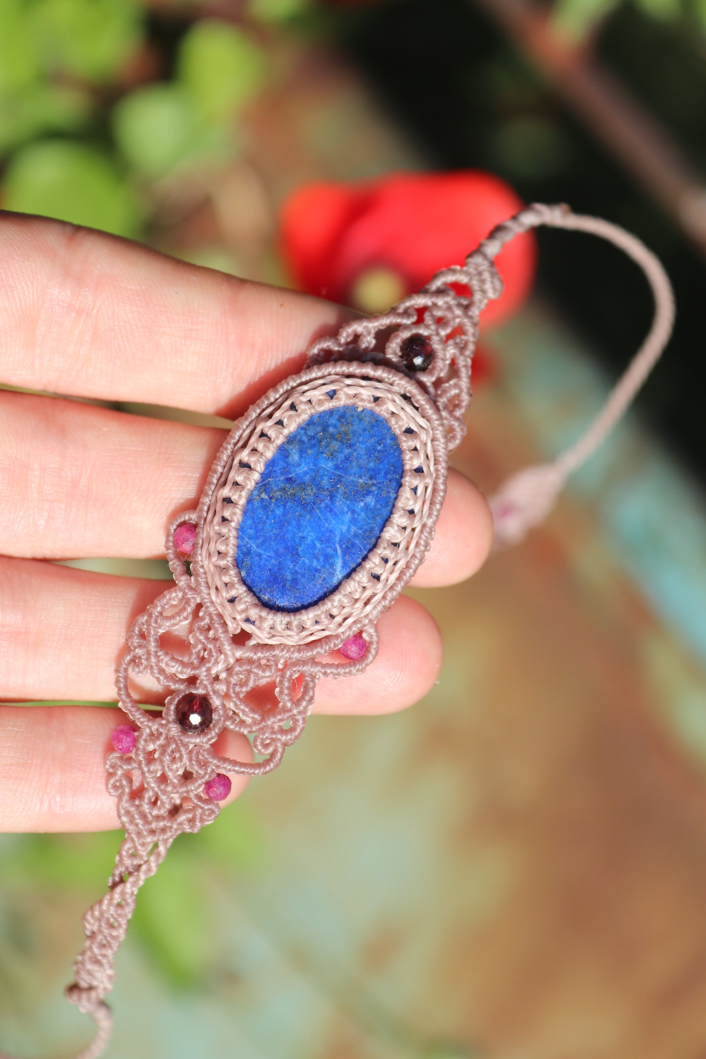 Lapis-Lazuli-Armband, asymmetrisches Design mit Granat- und Rubinperlen