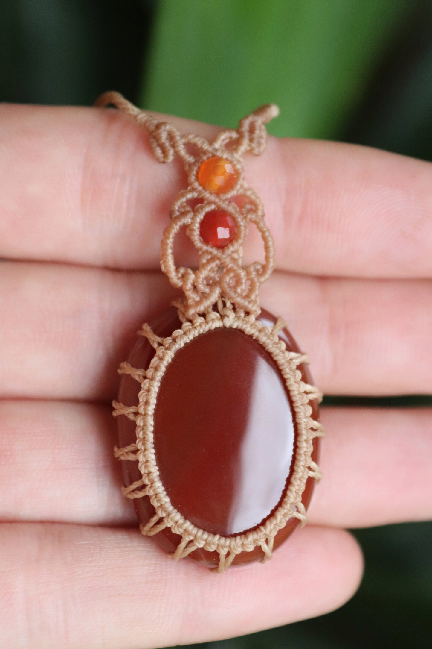 Roter ONYX-Anhänger mit Karneol-Perlen