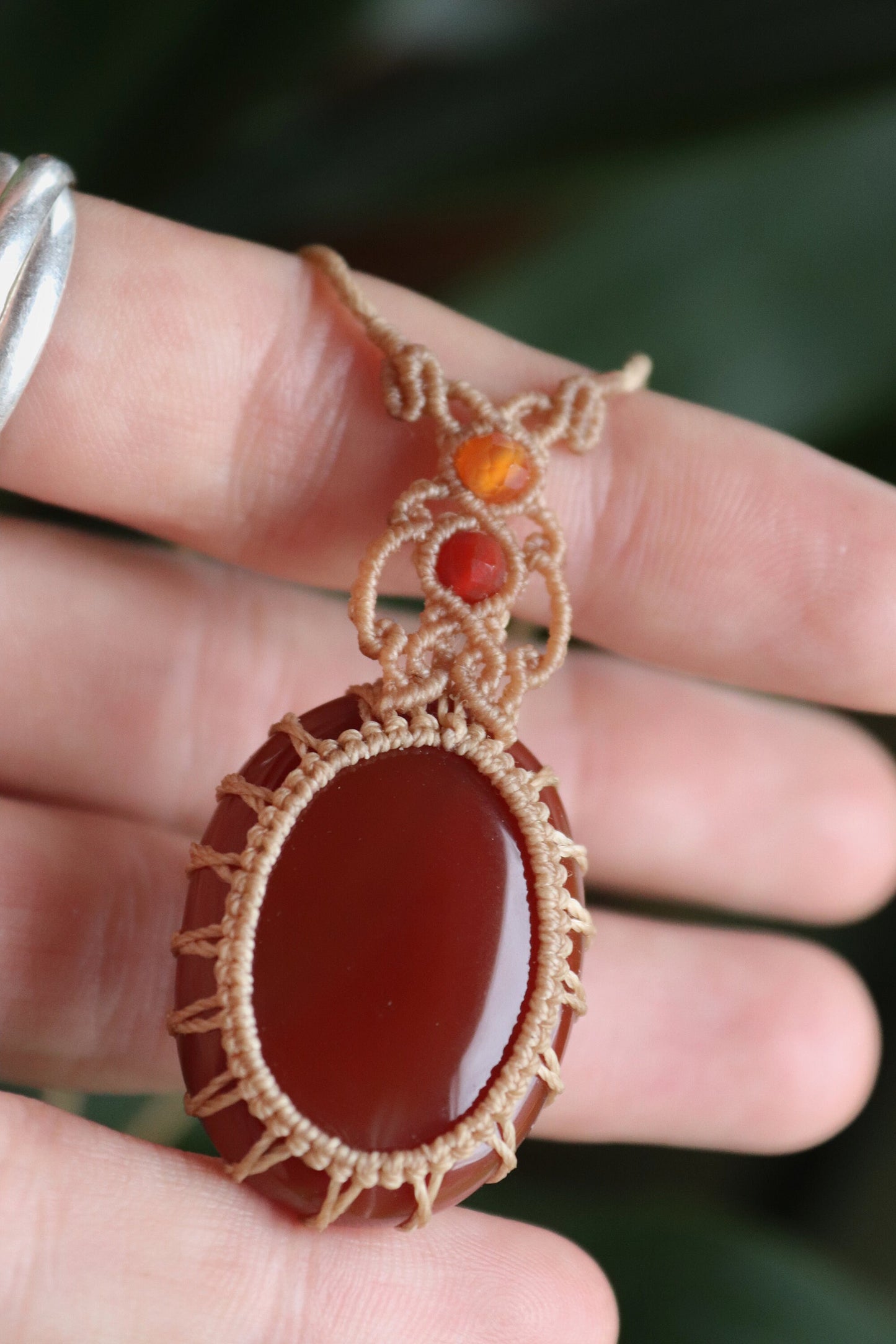 Roter ONYX-Anhänger mit Karneol-Perlen