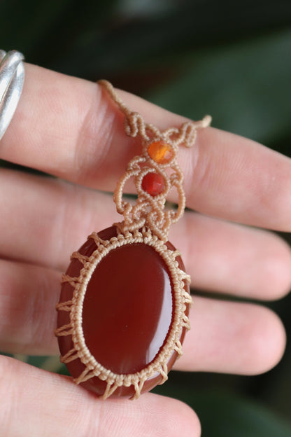 Roter ONYX-Anhänger mit Karneol-Perlen