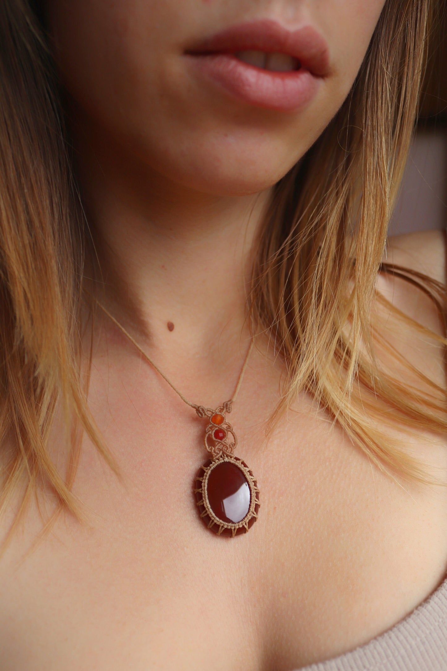 Roter ONYX-Anhänger mit Karneol-Perlen