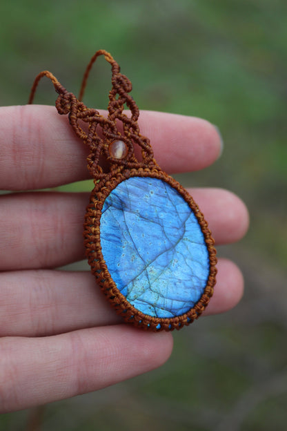 Boho Makramee blauer Labradorit Anhänger Halskette