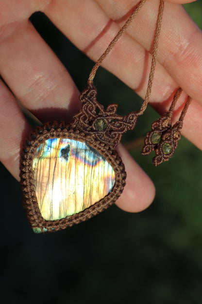 Goldener Labradorit-Anhänger mit Peridot-Perlen