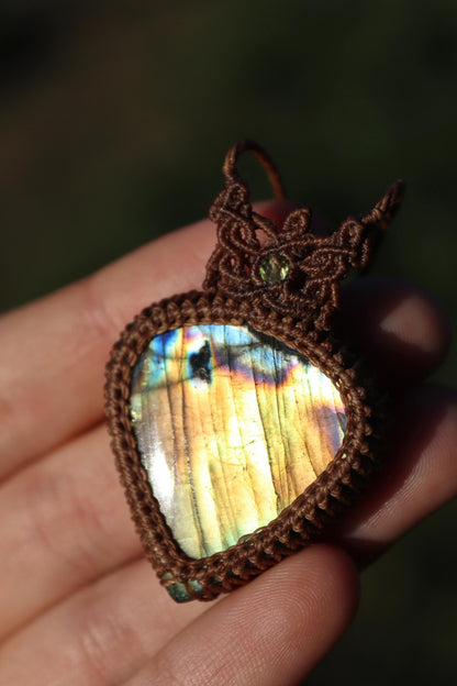 Goldener Labradorit-Anhänger mit Peridot-Perlen