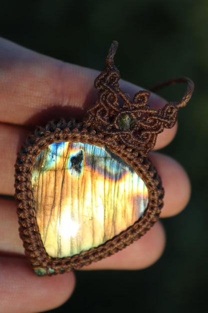 Goldener Labradorit-Anhänger mit Peridot-Perlen