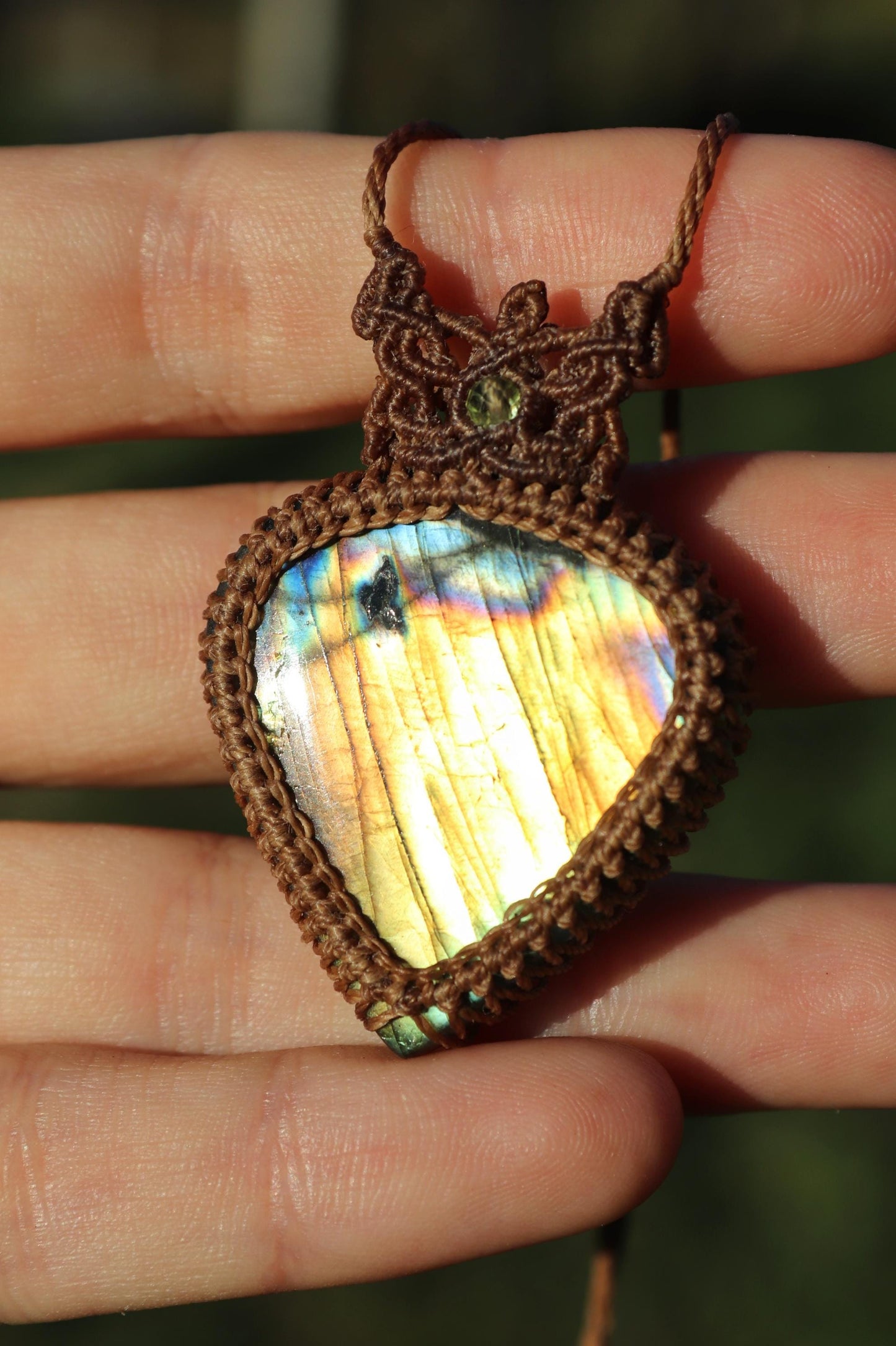 Goldener Labradorit-Anhänger mit Peridot-Perlen