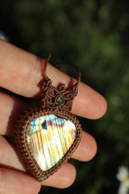 Goldener Labradorit-Anhänger mit Peridot-Perlen