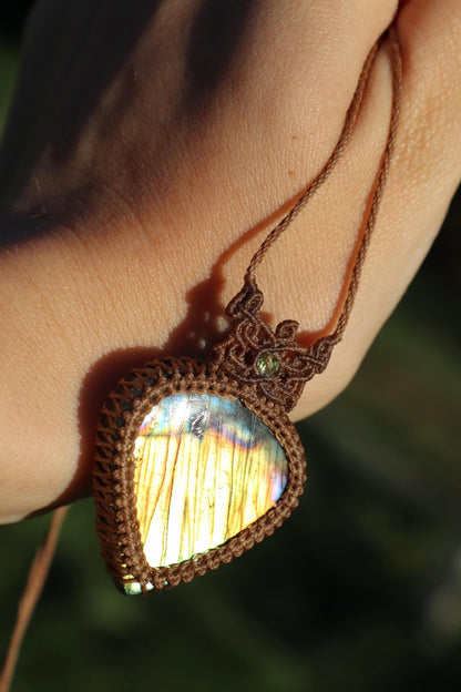 Goldener Labradorit-Anhänger mit Peridot-Perlen