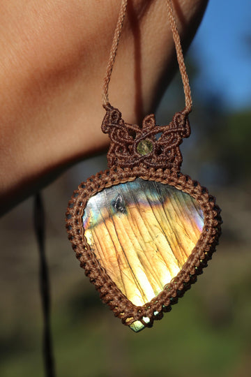 Goldener Labradorit-Anhänger mit Peridot-Perlen