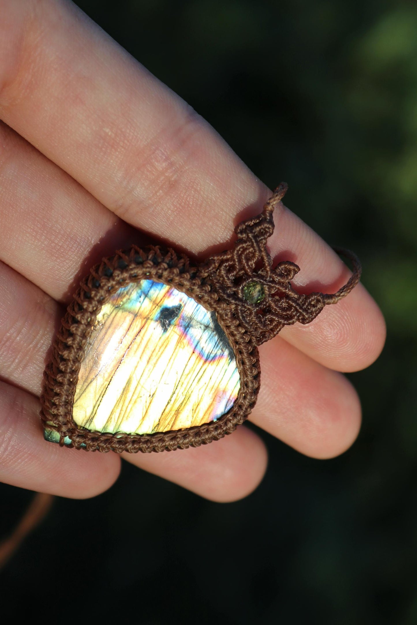 Goldener Labradorit-Anhänger mit Peridot-Perlen