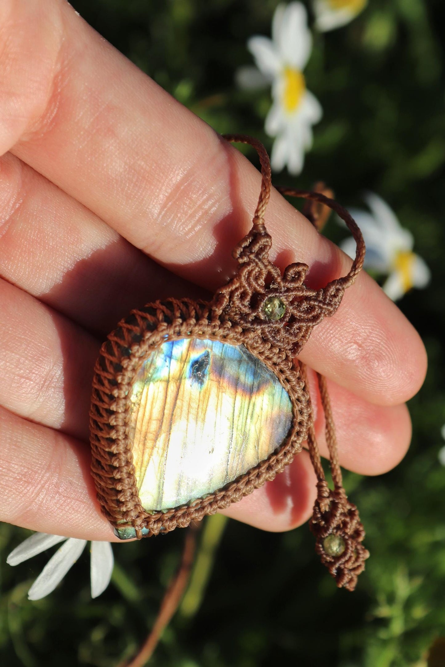 Goldener Labradorit-Anhänger mit Peridot-Perlen
