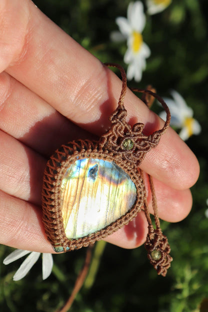 Goldener Labradorit-Anhänger mit Peridot-Perlen