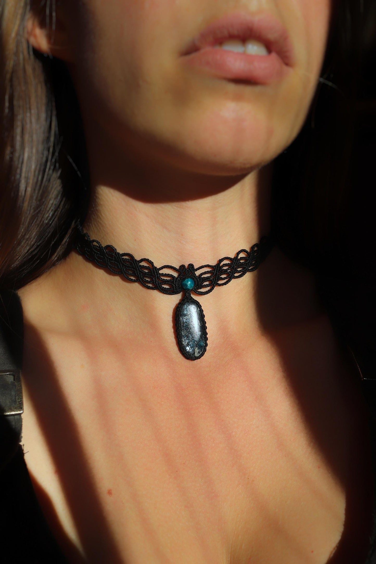 NYXARA tiefblauer Kyanit-Choker mit Apatit