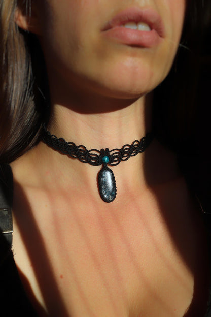 NYXARA tiefblauer Kyanit-Choker mit Apatit