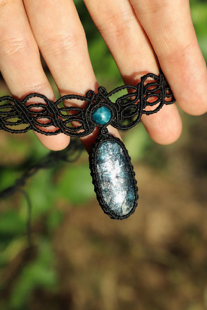 NYXARA tiefblauer Kyanit-Choker mit Apatit