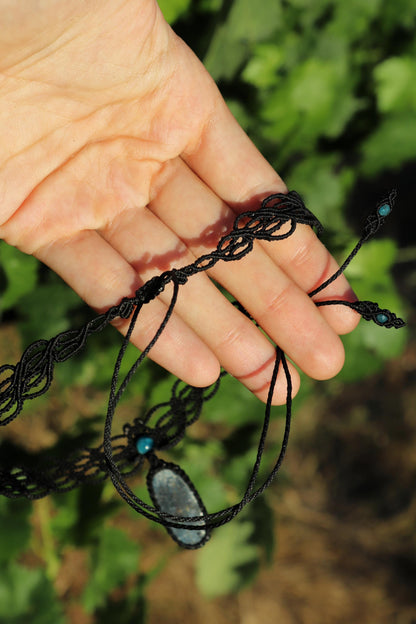 NYXARA tiefblauer Kyanit-Choker mit Apatit