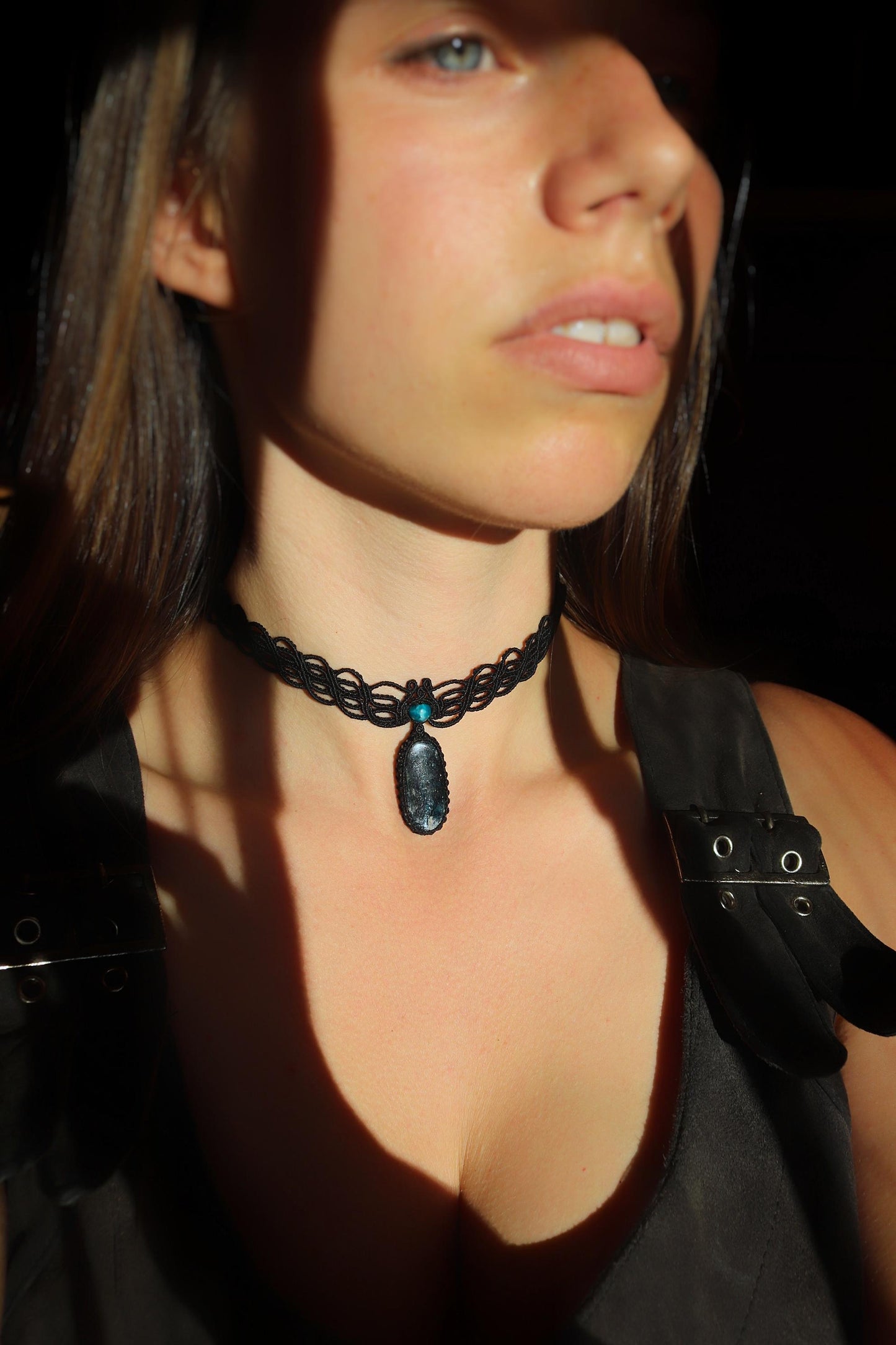 NYXARA tiefblauer Kyanit-Choker mit Apatit