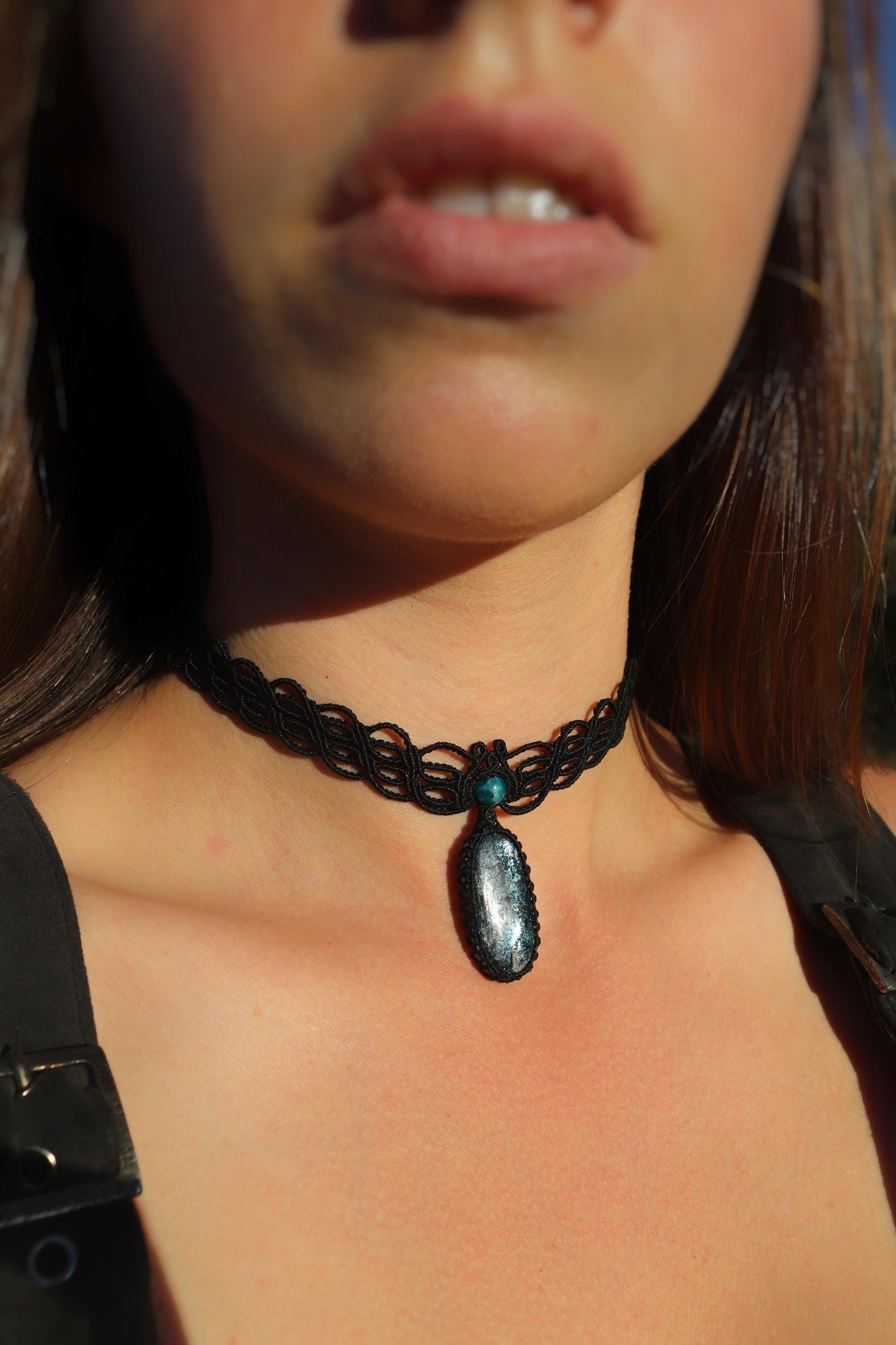 NYXARA tiefblauer Kyanit-Choker mit Apatit