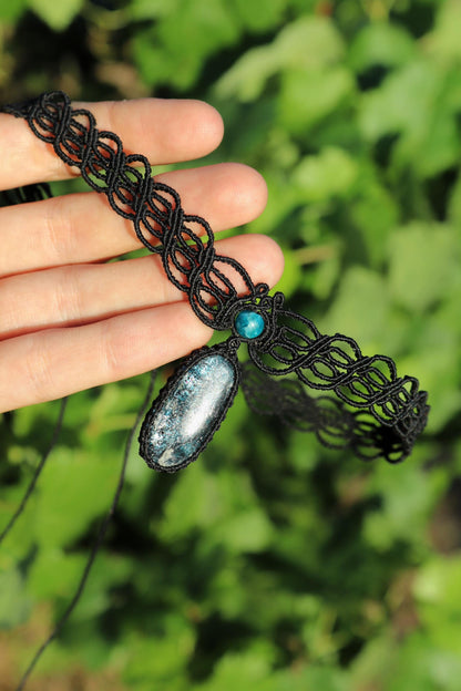 NYXARA tiefblauer Kyanit-Choker mit Apatit