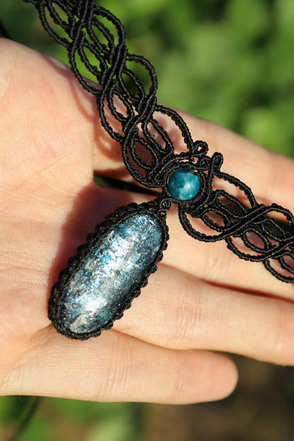 NYXARA tiefblauer Kyanit-Choker mit Apatit