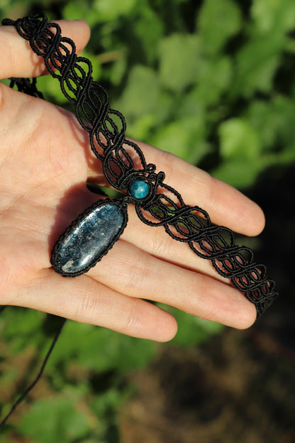 NYXARA tiefblauer Kyanit-Choker mit Apatit