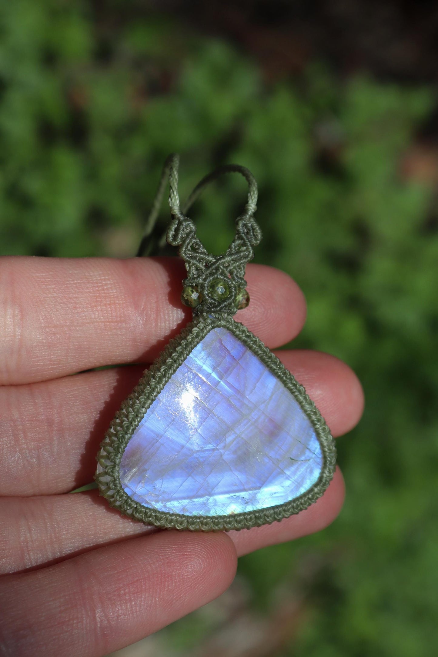Großer blauer MONDSTEIN-Anhänger mit Peridot-Perlen