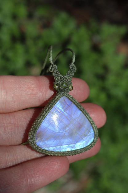 Großer blauer MONDSTEIN-Anhänger mit Peridot-Perlen