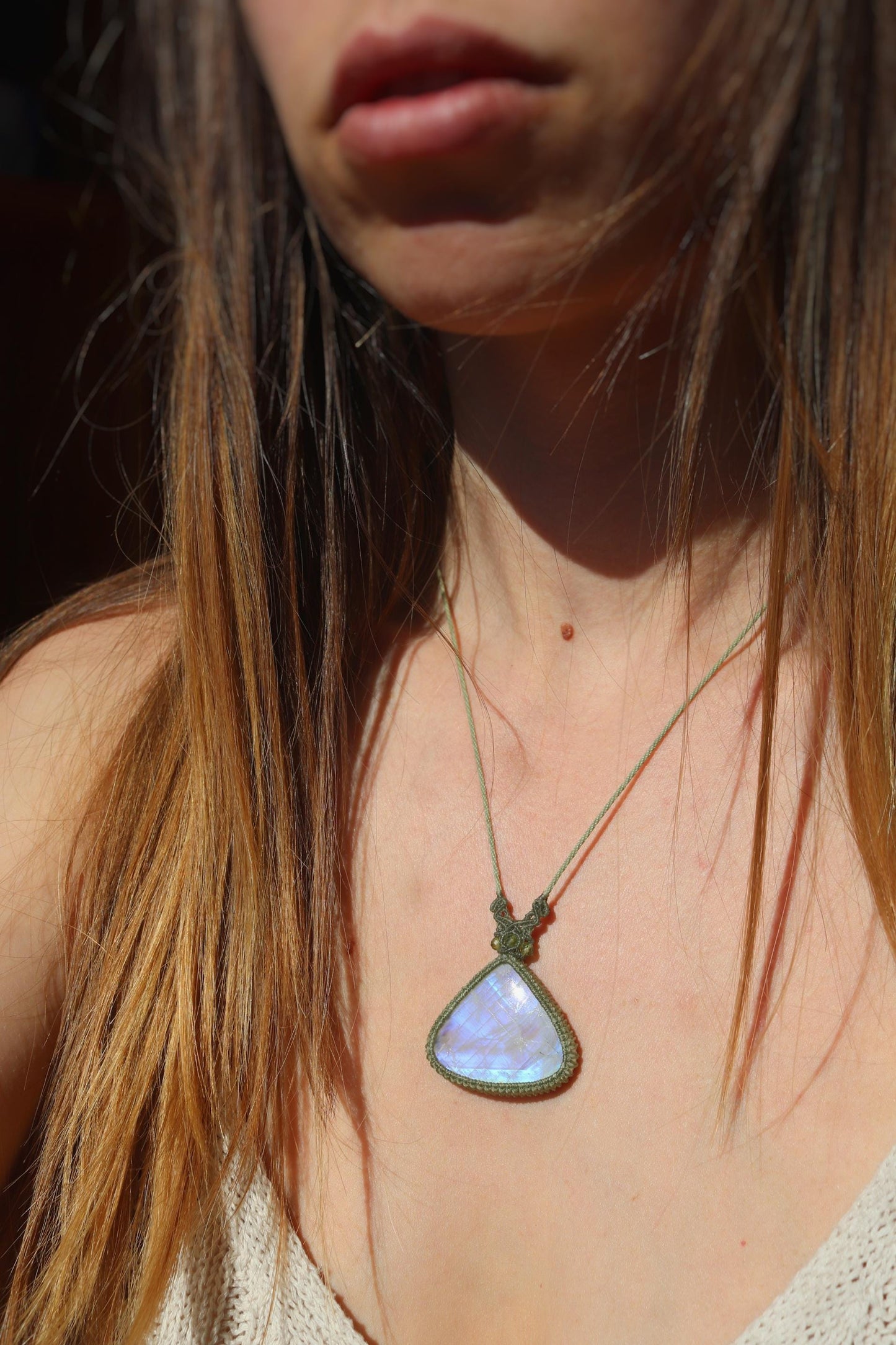 Großer blauer MONDSTEIN-Anhänger mit Peridot-Perlen