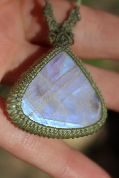 Großer blauer MONDSTEIN-Anhänger mit Peridot-Perlen