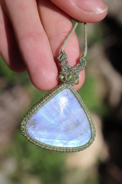 Großer blauer MONDSTEIN-Anhänger mit Peridot-Perlen