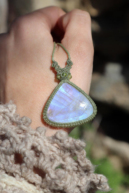Großer blauer MONDSTEIN-Anhänger mit Peridot-Perlen