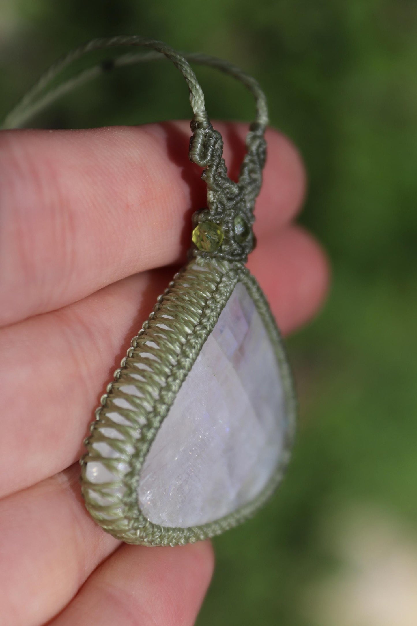Großer blauer MONDSTEIN-Anhänger mit Peridot-Perlen