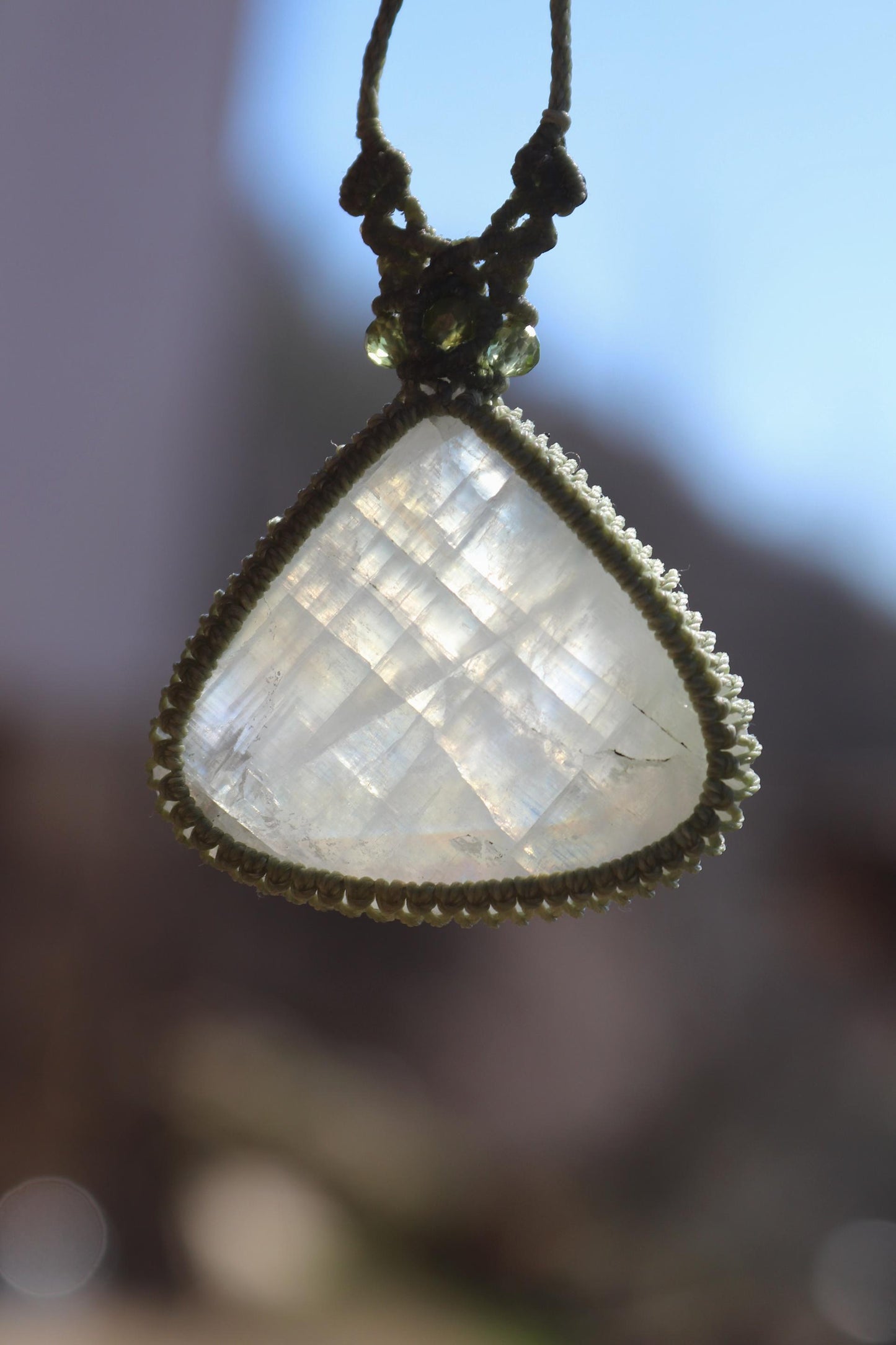 Großer blauer MONDSTEIN-Anhänger mit Peridot-Perlen