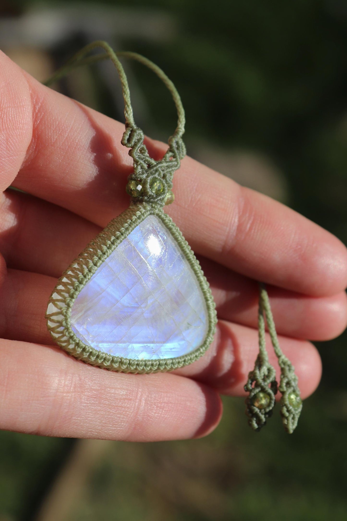 Großer blauer MONDSTEIN-Anhänger mit Peridot-Perlen