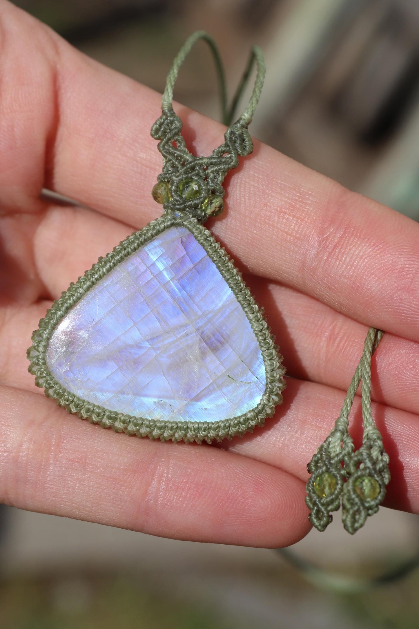 Großer blauer MONDSTEIN-Anhänger mit Peridot-Perlen