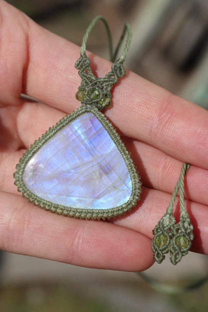 Großer blauer MONDSTEIN-Anhänger mit Peridot-Perlen