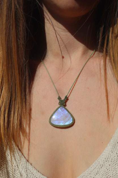 Großer blauer MONDSTEIN-Anhänger mit Peridot-Perlen