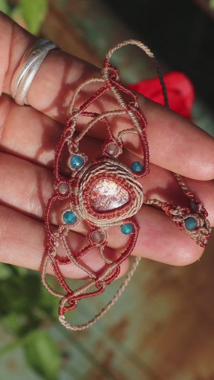Funkelndes Sonnenstein-Armband mit Apatit-Perlen