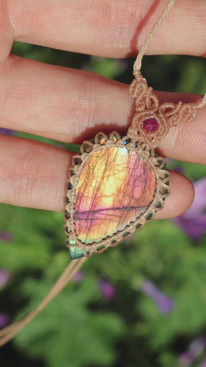 Labradorite rose vif et orange avec perles de rubis