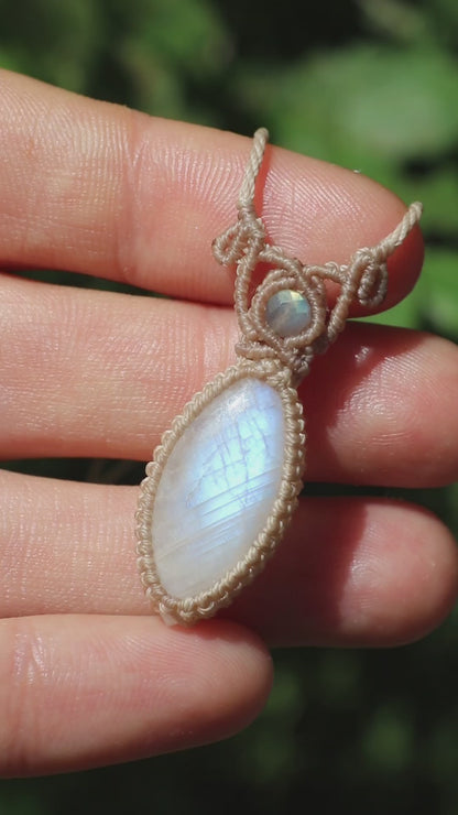 Zierlicher pastellblauer MONDSTEIN-Anhänger