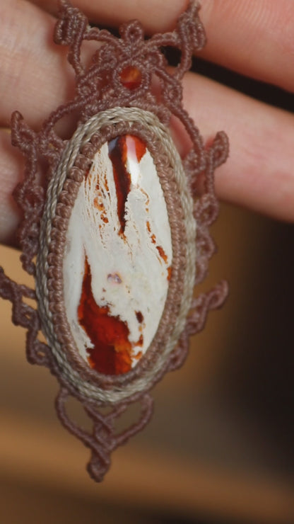 Großer roter Feueropal-Anhänger mit Karneolperlen