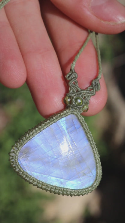 Großer blauer MONDSTEIN-Anhänger mit Peridot-Perlen