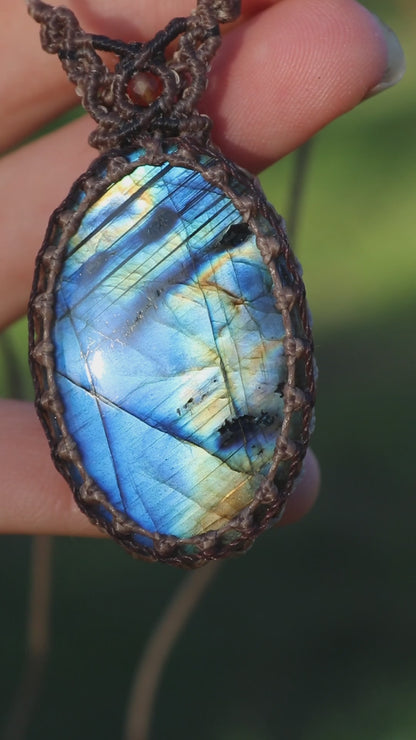 Blauer LABRADORIT-Anhänger mit natürlichem Karneol