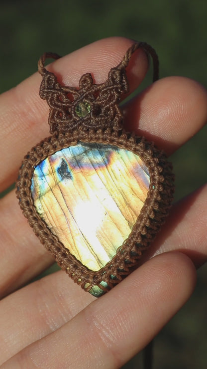 Goldener Labradorit-Anhänger mit Peridot-Perlen