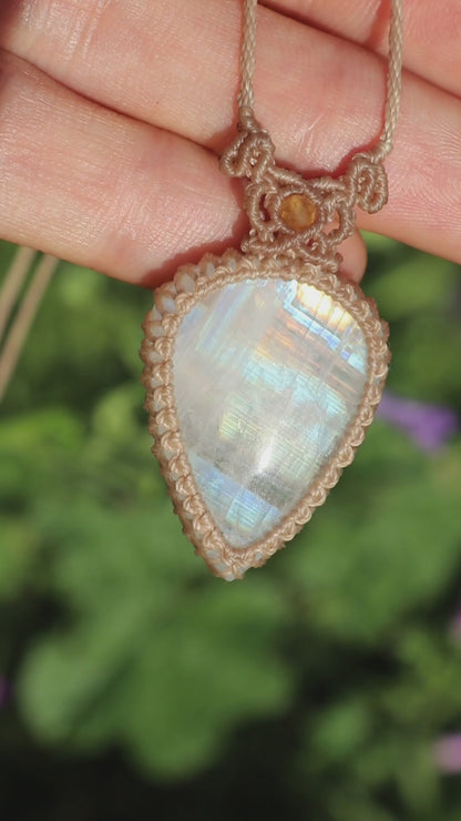 Pendentif en pierre de lune arc-en-ciel translucide avec perles de cornaline