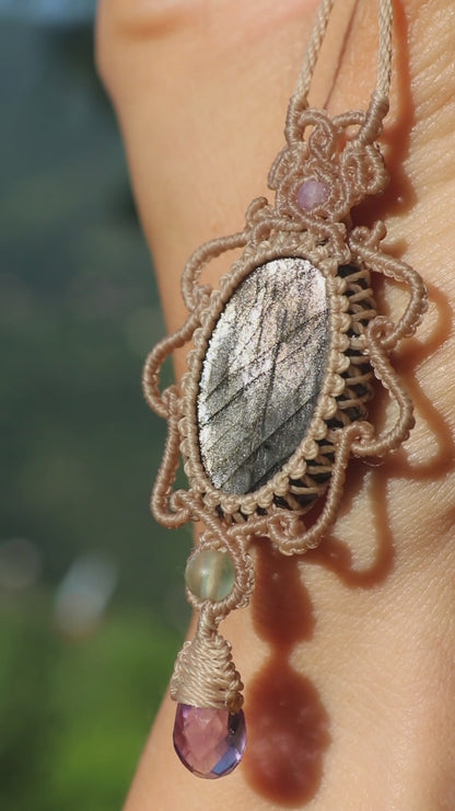 Pendentif en labradorite argentée et violette avec perles d'améthyste et de fluorite
