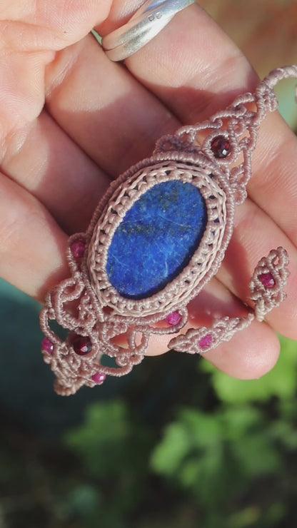 Lapis-Lazuli-Armband, asymmetrisches Design mit Granat- und Rubinperlen
