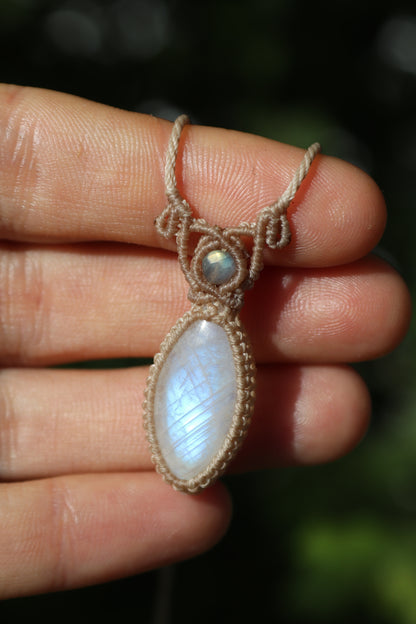 Zierlicher pastellblauer MONDSTEIN-Anhänger