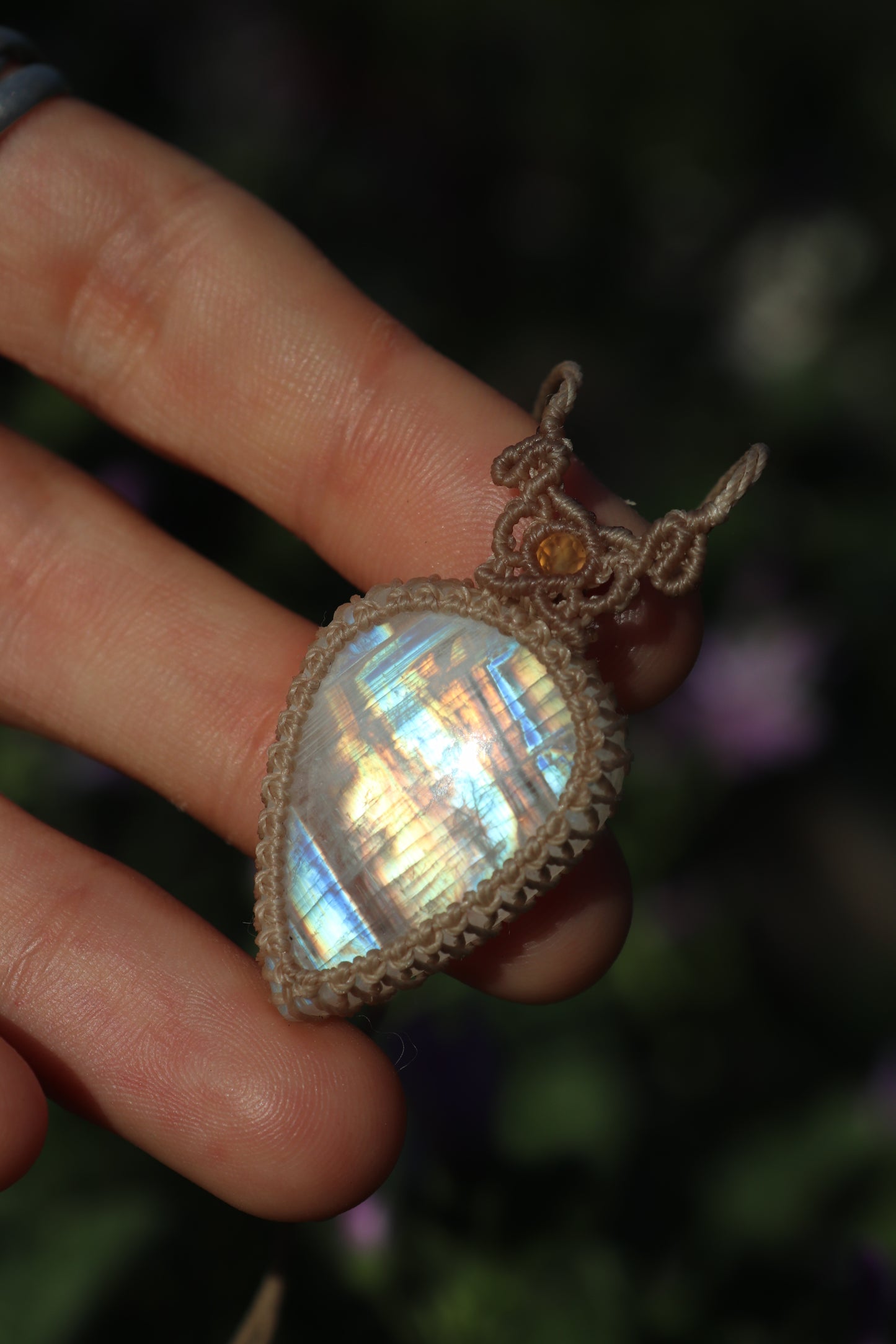 Pendentif en pierre de lune arc-en-ciel translucide avec perles de cornaline