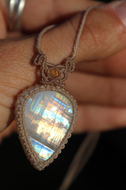 Pendentif en pierre de lune arc-en-ciel translucide avec perles de cornaline